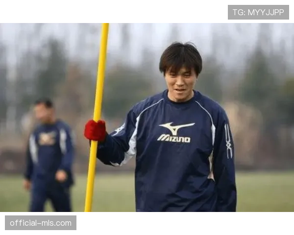 【2026年4月中超联赛·人物·特写特写：伤愈复出的张玉宁在训练场加练射门，备战京津德比